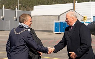 hilser-pa-kong-harald-24.-april-2017-pa-kjevik