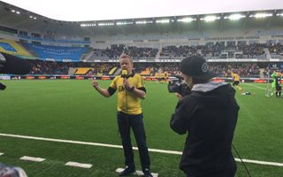 synger-starthymnen-pa-sor-arena-10.-april-2016